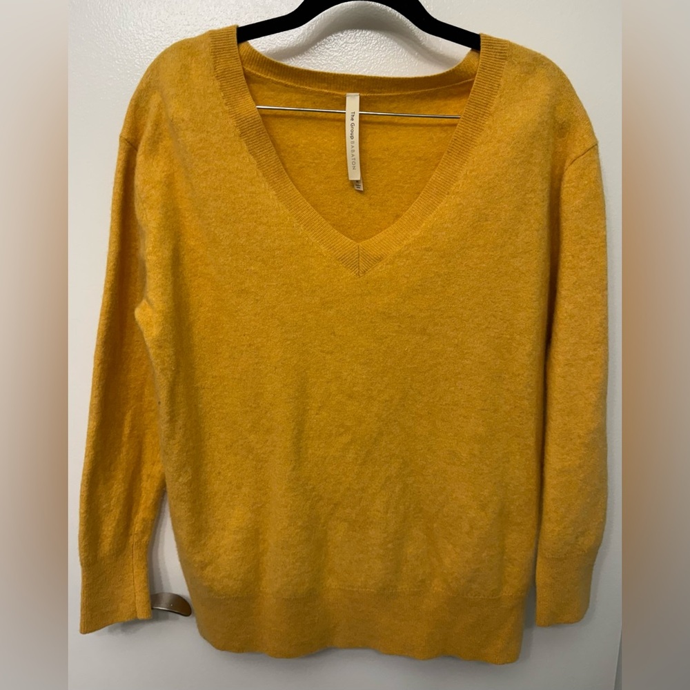 EUC Aritzia Babaton V Neck Sweater | Minimalist Soft Knit Pullover